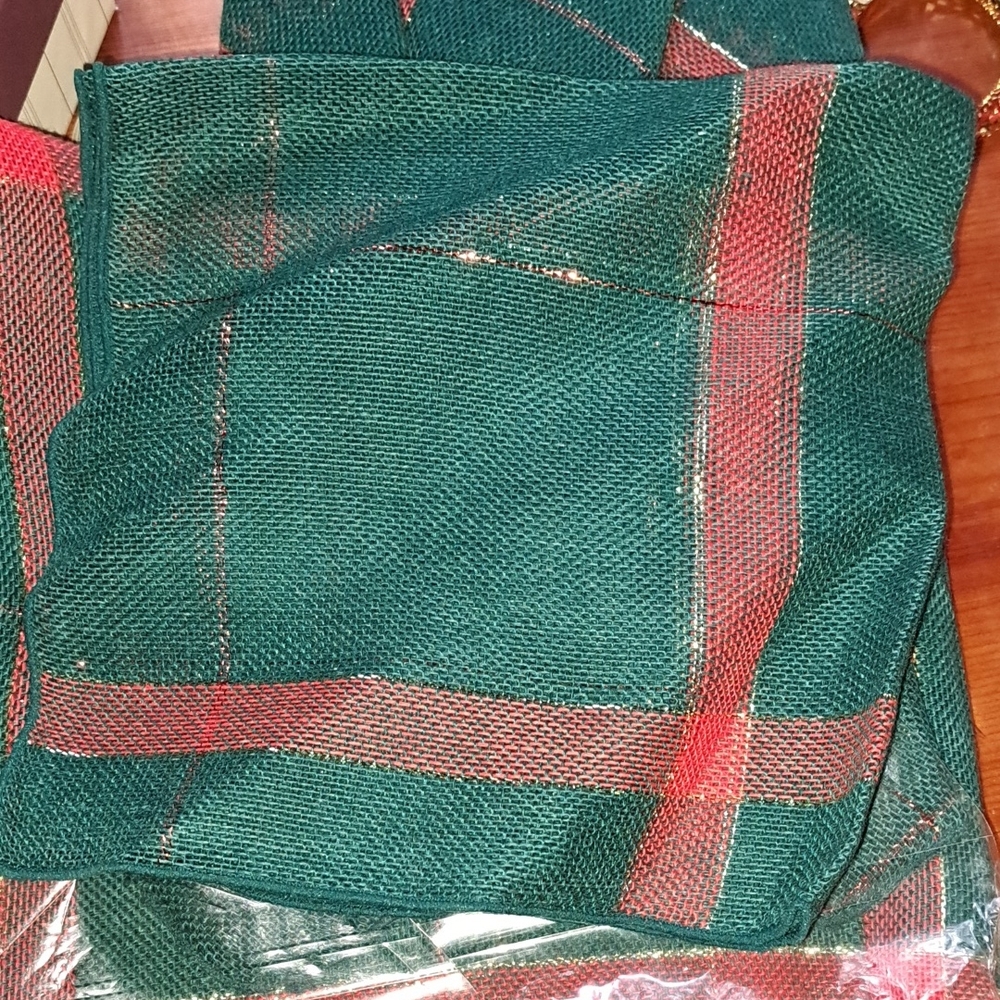 Christmas 70"R tablecloth  w/ 4 napkins & rings